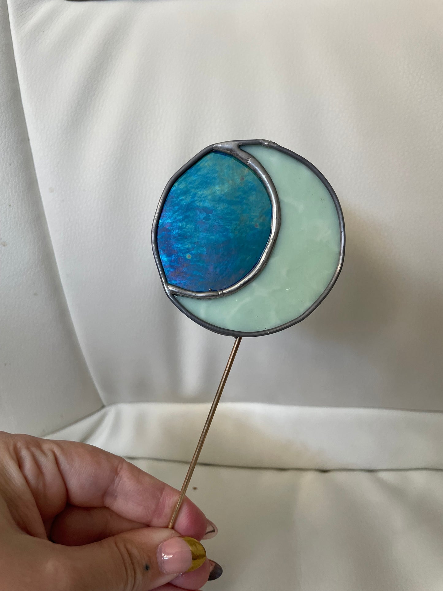 Blue and mottled Moon plant stake