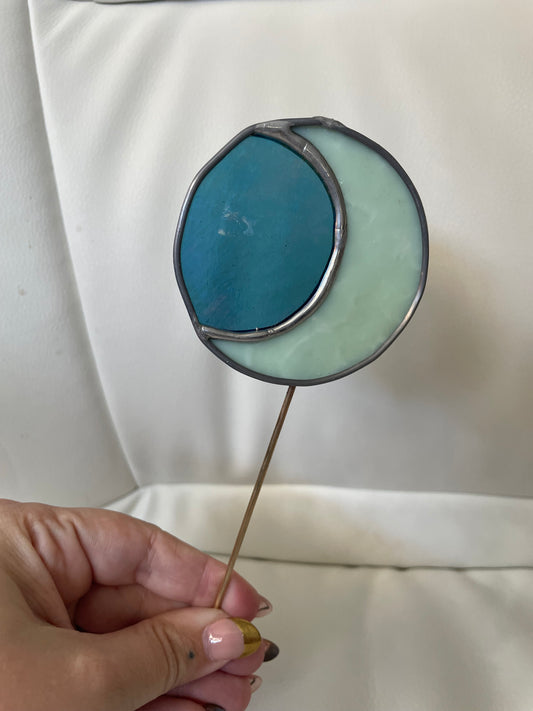 Blue and mottled Moon plant stake