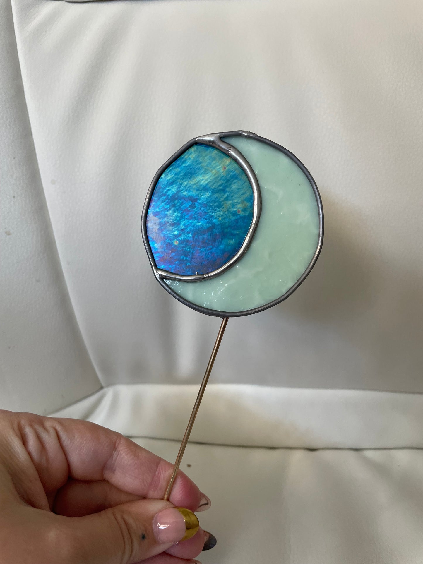 Blue and mottled Moon plant stake