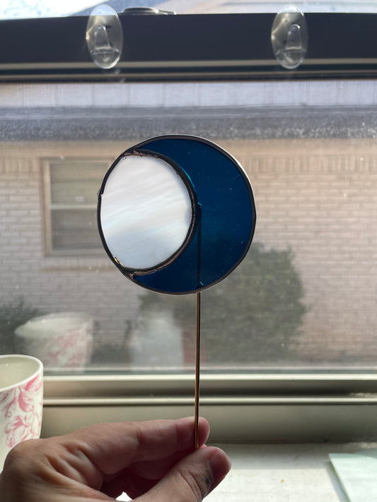 Blue and white moon plant stake